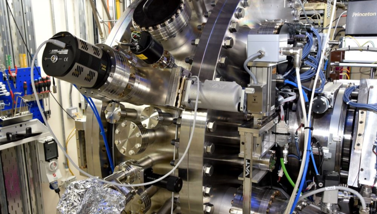 Filming magnetic motion in 3D on the I10 beamline